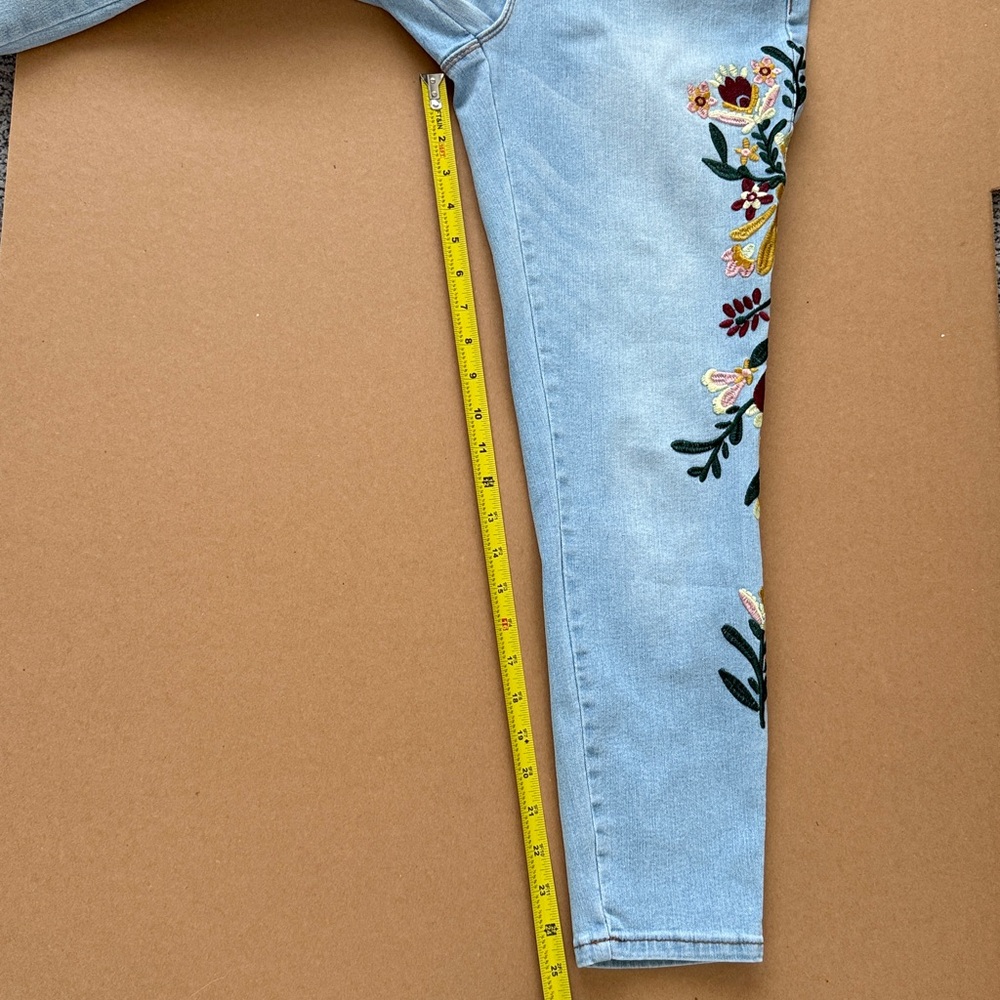 Sandpiper Petite Light Blue Jeans with Multicolor Floral Embroidery 8P - Picture 11 of 13